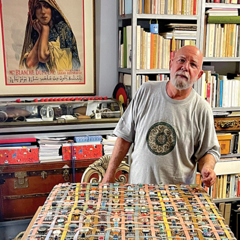 Ο Μάριος Βουτσινάς μπροστά από το έργο με τα 280 ρολόγια Swatch