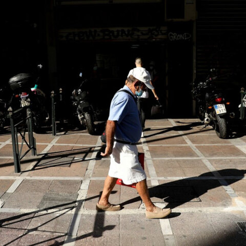 Συνταξιούχος περπατά στο κέντρο της Αθήνας (ΦΩΤΟ ΑΡΧΕΙΟΥ) - Ανακοίνωση για τα αναδρομικά και τις αυξήσεις στις συντάξεις εξέδωσε ο ΕΦΚΑ