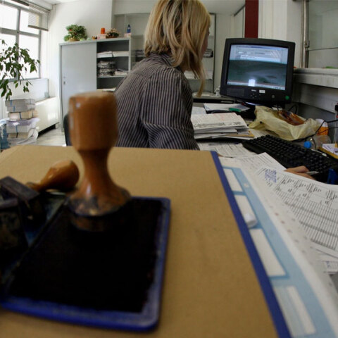 Δημόσιος υπάλληλος εξυπηρετεί πολίτη (ΦΩΤΟ ΑΡΧΕΙΟΥ) - Νέα μέτρα για την είσοδο και την εξυπηρέτηση του κοινού εισηγήθηκαν οι λοιμωξιολόγοι