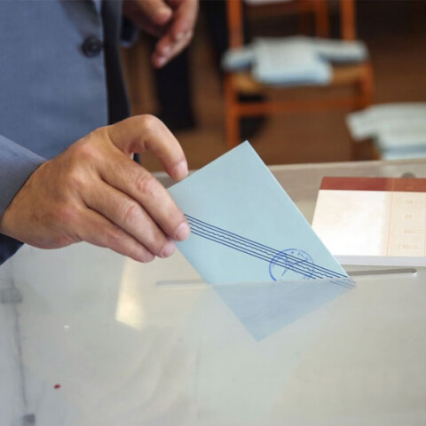 Ψηφοφόρος ρίχνει ψήφο στην κάλπη (ΦΩΤΟ ΑΡΧΕΙΟΥ)