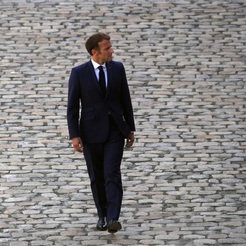 Ο πρόεδρος της Γαλλίας Εμανουέλ Μακρόν περπατά