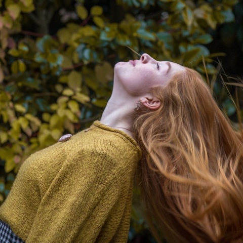 Ένα κορίτσι ποζάρει