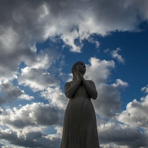 Σύννεφα πάνω από άγαλμα (ΦΩΤΟ ΑΡΧΕΙΟΥ) - Άστατος ο καιρός σήμερα Πέμπτη 30 Σεπτεμβρίου 2021, σύμφωνα με την πρόγνωση της ΕΜΥ