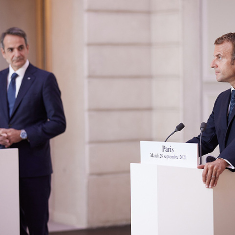 Ο Κυριάκος Μητσοτάκης και ο Εμμανουέλ Μακρόν μετά την υπογραφή της αμυντικής συμφωνίας ανάμεσα σε Ελλάδα και Γαλλία, στο Μέγαρο των Ηλυσίων