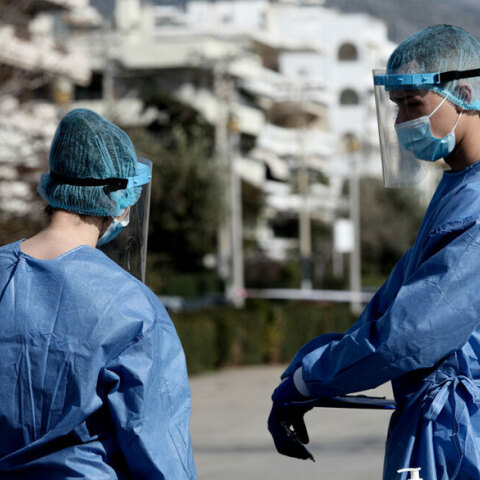 Υγειονομικοί του ΕΟΔΥ διενεργούν δωρεάν rapid test σε πολίτες (ΦΩΤΟ ΑΡΧΕΙΟΥ) - Σε 168 κεντρικά σημεία τα κινητά κλιμάκια την Πέμπτη 30 Σεπτεμβρίου 2021