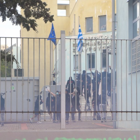 ΕΝΤΑΣΗ ΚΑΙ ΕΠΕΙΣΟΔΙΑ ΣΤΟ ΕΠΑΛ ΣΤΑΥΡΟΥΠΟΛΗΣ ΑΝΑΜΕΣΑ ΣΕ ΚΟΥΚΟΥΛΟΦΟΡΟΥΣ ΚΑΙ ΜΕΛΗ ΤΗΣ ΚΝΕ ΚΑΙ ΑΡΙΣΤΕΡΩΝ ΟΡΓΑΝΩΣΕΩΝ