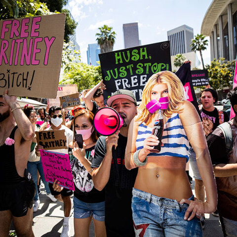 Μέλη από το κίνημα #FreeBritney διαδηλώνουν για να ελευθερωθεί η Μπρίτνεϊ Σπίαρς από την κηδεμονία του πατέρα της