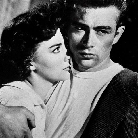 Ο Τζέιμς Ντιν αγκαλιάζει τη Νάταλι Γουντ σε σκηνή της ταινίας "Ανατολικά της Εδέμ"