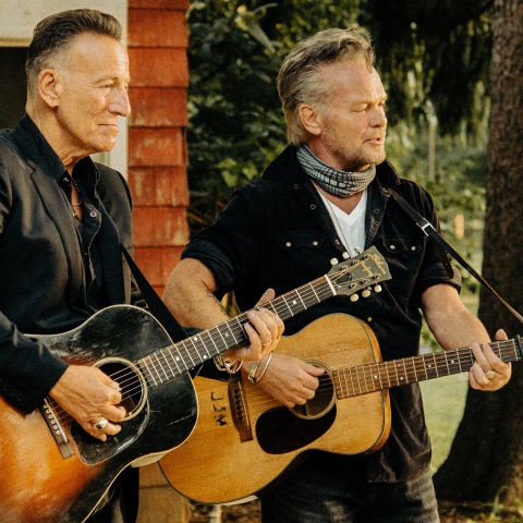 John Mellencamp, Bruce Springsteen κρατούν κλασικές κιθάρες