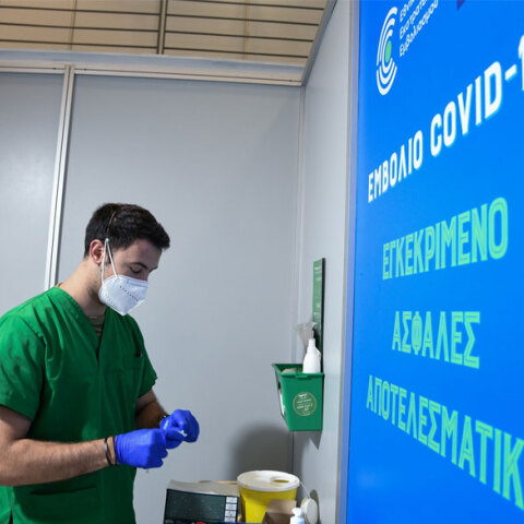 Υγειονομικός ετοιμάζει εμβόλιο για τον κορωνοϊό (ΦΩΤΟ ΑΡΧΕΙΟΥ) - Ανοίγει σήμερα Πέμπτη 30 Σεπτεμβρίου 2021 η πλατφόρμα των ραντεβού για την τρίτη δόση