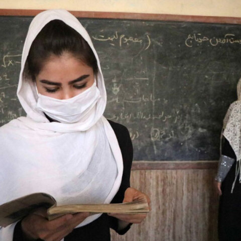 Αφγανιστάν: Μαθήτρια σε τάξη στην πόλη Χεράτ