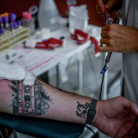 Αποσύρεται έγγραφο «Μην δώσεις αίμα, αν είχες έστω και μία ομοφυλοφιλική σχέση από το 1977»