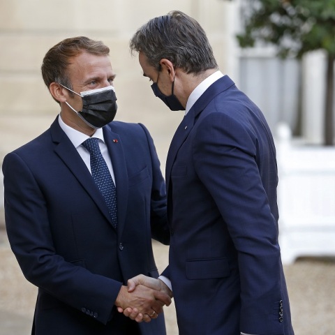 Εμανουέλ Μακρόν και Κυριάκος Μητσοτάκης ανταλλάσσουν χειραψία