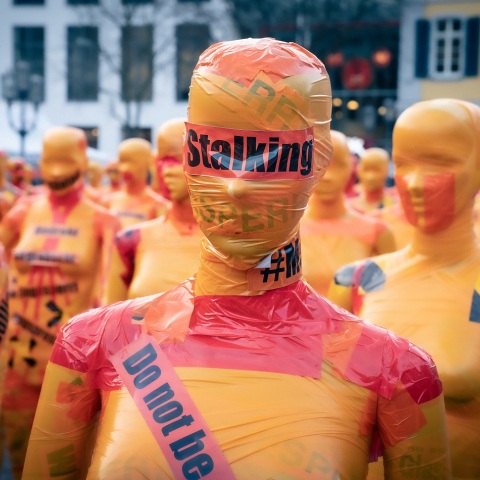 Κίτρινο ομοίωμα ανθρώπου σε διαδήλωση για τα δικαιώματα των γυναικών