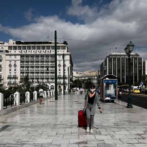 Κοπέλα με μάσκα σέρνει βαλίτσα στο Σύνταγμα (ΦΩΤΟ ΑΡΧΕΙΟΥ) - Τα κρούσματα σήμερα Παρασκευή 1 Οκτωβρίου 2021 ανακοίνωσε ο ΕΟΔΥ