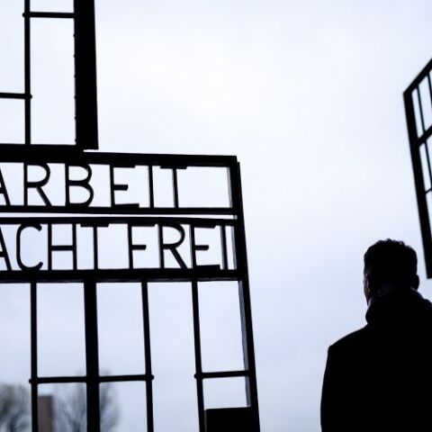 EΠΙΣΚΕΠΤΗΣ ΠΕΡΝΑ ΤΗΝ ΠΥΛΗ ΤΟΥ ΠΡΩΗΝ ΣΤΡΑΤΟΠΕΔΟΥ ΣΥΓΚΕΝΤΡΩΣΗΣ ΖΑΞΕΝΧΑΟΥΖΕΝ ΣΤΟ ΟΡΑΝΙΕΝΜΠΟΥΡΓΚ