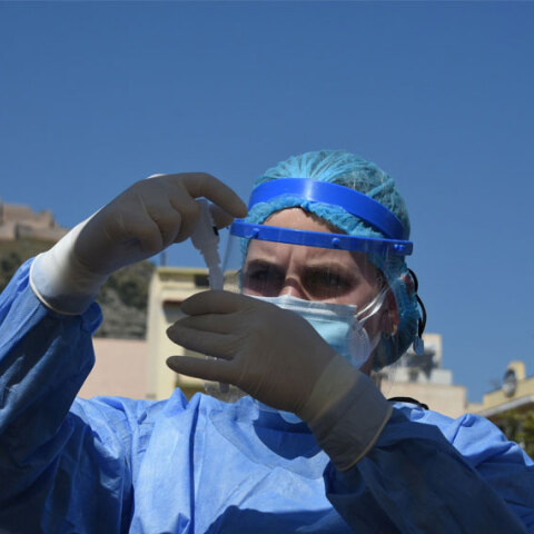 Υγειονομικός διενεργεί δωρεάν rapid test για κορωνοϊό (ΦΩΤΟ ΑΡΧΕΙΟΥ) - Σε 35 σημεία τα κινητά κλιμάκια του ΕΟΔΥ το Σάββατο 2 Οκτωβρίου 2021