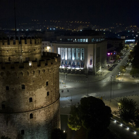 O Λευκός Πύργος και το Κεντρικό Θέατρο Βορείου Ελλάδος (ΦΩΤΟ ΑΡΧΕΙΟΥ) - Σε μίνι lockdown η Θεσσαλονίκη με την απαγόρευση κυκλοφορίας να ξεκινά στη 01.00