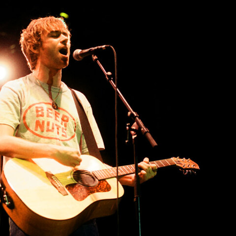 Ο Damon Albarn με την κιθάρα του - Στιγμιότυπο από τη συναυλία των Blur στην Αθήνα τον Ιούλιο του 1999