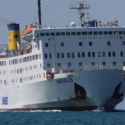 Στο λιμάνι της Θήρας προσέκρουσε το «Πρέβελης»