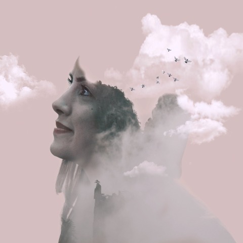 Γυναίκα που σκέφτεται