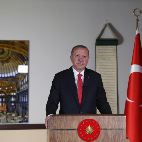 Ρετζέπ Ταγίπ Ερντογάν: Μετά τα δημοσιεύματα για την κατάσταση της υγείας του, ο πρόεδρος της Τουρκίας παίζει μπάσκετ και ανεβάζει βίντεο στα social media.