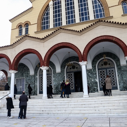 Ένταση σε εμβολιασμό στον Άγιο Αχίλλειο της Λάρισας την Κυριακή, συγκέντρωση και αποδοκιμασίες από αντιεμβολιαστές – Η απάντηση του μητροπολίτη Ιερώνυμου