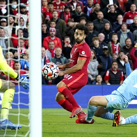 Στο καλύτερο παιχνίδι της σεζόν για τη φετινή Premier League, Λίβερπουλ και Μάντσεστερ Σίτι ήρθαν ισόπαλες 2-2 στο Άνφιλντ. Μόνη στην κορυφή πλέον η Τσέλσι.