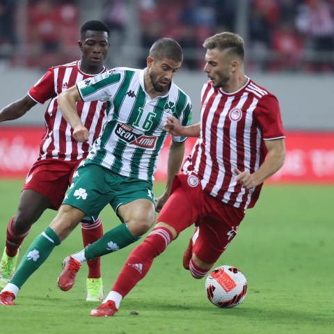 Super League: Στο 0-0 έμειναν Ολυμπιακός - Παναθηναϊκός στο ντέρμπι των αιωνίων στο Καραϊσκάκη, σε έναν αγώνα που σημαδεύτηκε από διακοπές και ρίψη καπνογόνων. 