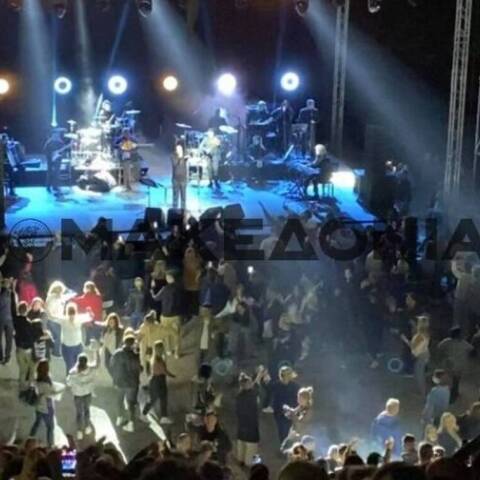 Η συναυλία του Γιάννη Πάριου στο Θέατρο Γης στη Θεσσαλονίκη ολοκληρώθηκε νωρίτερα λόγω των περιοριστικών μέτρων - Ο κόσμος χόρευε χωρίς αποστάσεις 