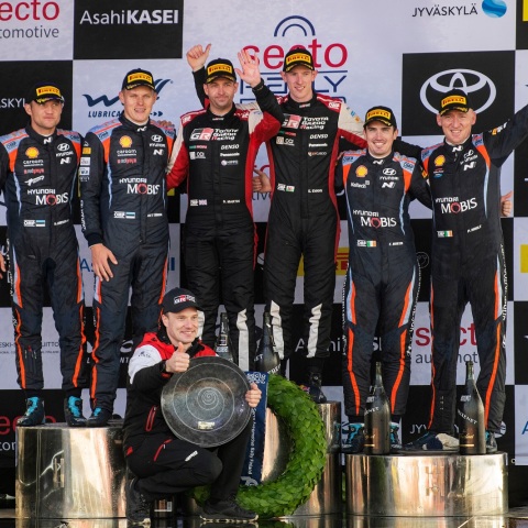 O Elfyn Evans και άλλοι οδηγοί στο βάθρο του Ράλλυ Φινλανδίας 2021