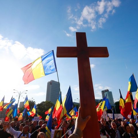 Μαζικά διαδήλωσαν οι Ρουμάνοι κατά του εμβολιασμού στο Βουκουρέστι, ανεμίζοντας σταυρούς και θρησκευτικές εικόνες – Νέο ρεκόρ κρουσμάτων κατέγραψε η χώρα