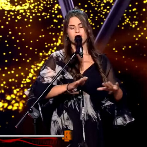 Η Ελευθερία Τσαγκίρη, παίκτρια στο «The Voice», ερμηνεύει στη νοηματική γλώσσα το τραγούδι της