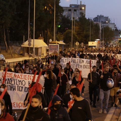 Σε δύο συλλήψεις προχώρησαν οι αστυνομικές αρχές κατά τη διάρκεια των επεισοδίων στην αντιφασιστική πορεία το βράδυ του Σαββάτου στη Θεσσαλονίκη.