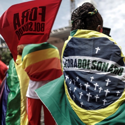 Πλήθος Βραζιλιάνων πραγματοποίησε διαδηλώσεις σε πόλεις της χώρας το Σάββατο εναντίον της κυβέρνησης, ζητώντας την παραπομπή του προέδρου Ζαΐρ Μπολσονάρου.