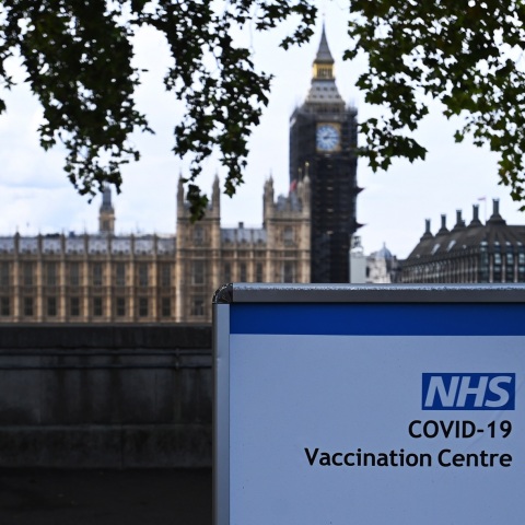 Βρετανία: Πάνω από 30.000 κρούσματα του νέου κορονοϊού, 121 θάνατοι εξαιτίας της COVID-19 σε 24 ώρες - Πολύ υψηλά τα ποσοστά εμβολιαστικής κάλυψης