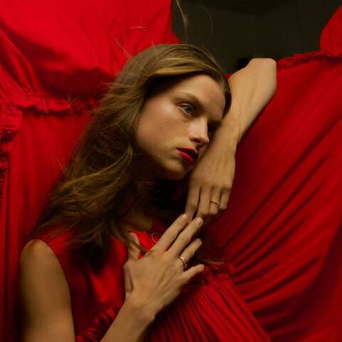 Γυναίκα με κόκκινο φόρεμα