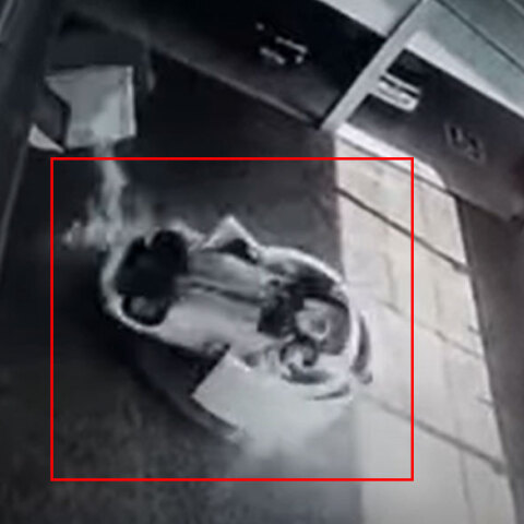 Η στιγμή που το αυτοκίνητο πέφτει πάνω σε ρεσεψιόν