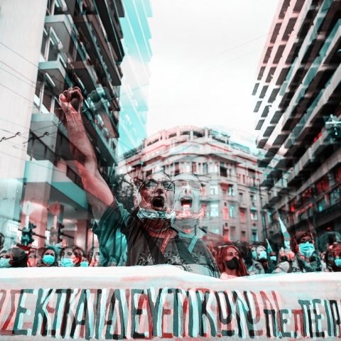 Άνδρας με υψωμένη γροθιά σε συλλαλητήριο για την εκπαίδευση