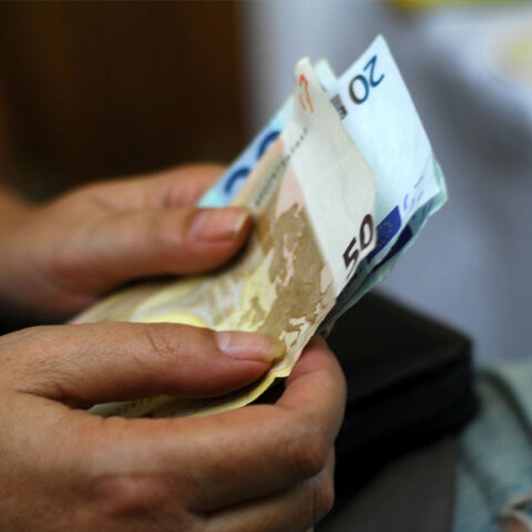 Χαρτονομίσματα ευρώ (ΦΩΤΟ ΑΡΧΕΙΟΥ) - Αυτήν την εβδομάδα πληρώνονται επιδόματα από ΟΑΕΔ και ΕΦΚΑ, καθώς και η αποζημίωση ειδικού σκοπού για αναστολές Σεπτεμβρίου, ξεναγούς και καλλιτέχνες