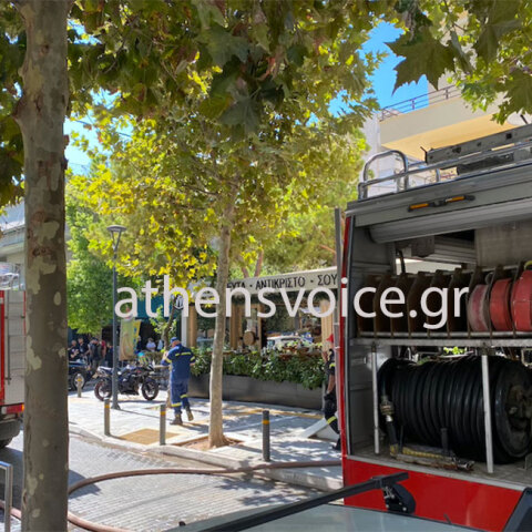 Πυροσβέστης έξω από το κατάστημα εστίασης στο Παλαιό Φάληρο, όπου ξέσπασε η φωτιά