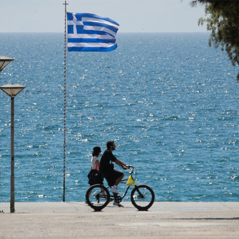 Ποδηλάτης περνά δίπλα από κοπέλα στην παραλία (ΦΩΤΟ ΑΡΧΕΙΟΥ) - Αίθριος ο καιρός σήμερα Δευτέρα 4 Οκτωβρίου 2021