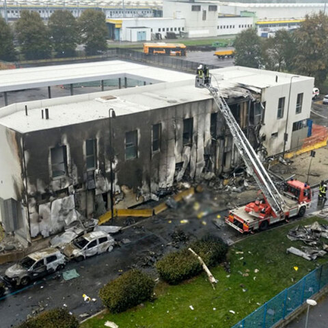 Το κτίριο όπου συνετρίβη στο αεροσκάφος στο Μιλάνο