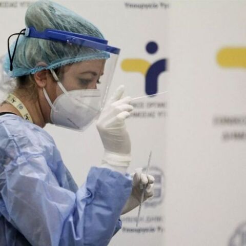 Υγειονομικός του ΕΟΔΥ διενεργεί δωρεάν rapid test για κορωνοϊό