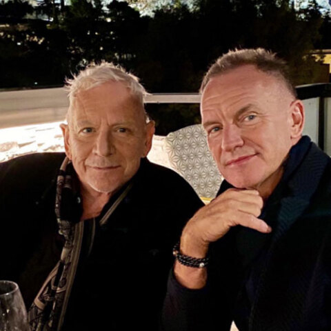 Eric Burdon και Sting ποζάρουν χαμογελαστοί με φόντο την Ακρόπολη