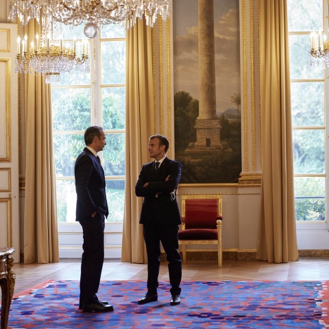 Κυριάκος Μητσοτάκης και Εμανουέλ Μακρόν συζητούν στο προεδρικό μέγαρο της Γαλλίας