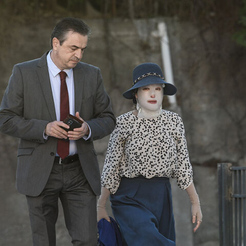 Η Ιωάννα Παλιοσπύρου προσέρχεται στη δίκη για την επίθεση με βιτριόλι που δέχτηκε στην Καλλιθέα