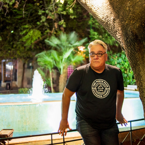 Ο Στέφανος Τσιτσόπουλος κάνει λογοτεχνικό σαφάρι στην Κυψέλη