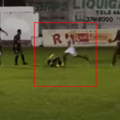 Ποδοσφαιριστής στη Βραζιλία ετοιμάζεται να ρίξει κλοτσιά στο κεφάλι του διαιτητή