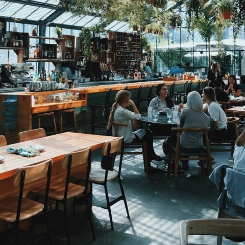 Τέλος οι περιορισμοί στην εστίαση για τους εμβολιασμένους